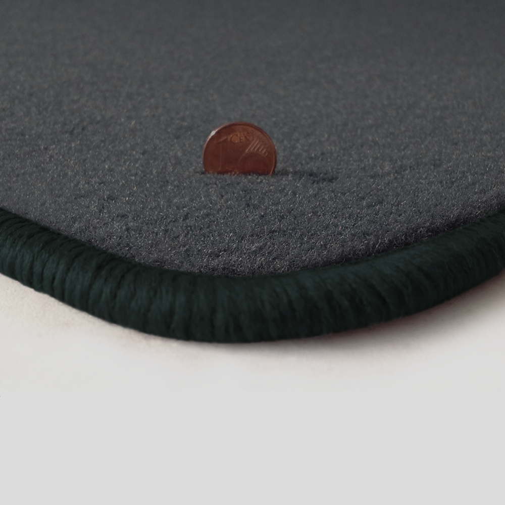 Farbmuster Ecke Dunkelgrau Q501-detail 319-anthrazit Eine Ecke als Beispiel einer Fussmatte Velours dunkelgrau mit Rand in anthrazit.