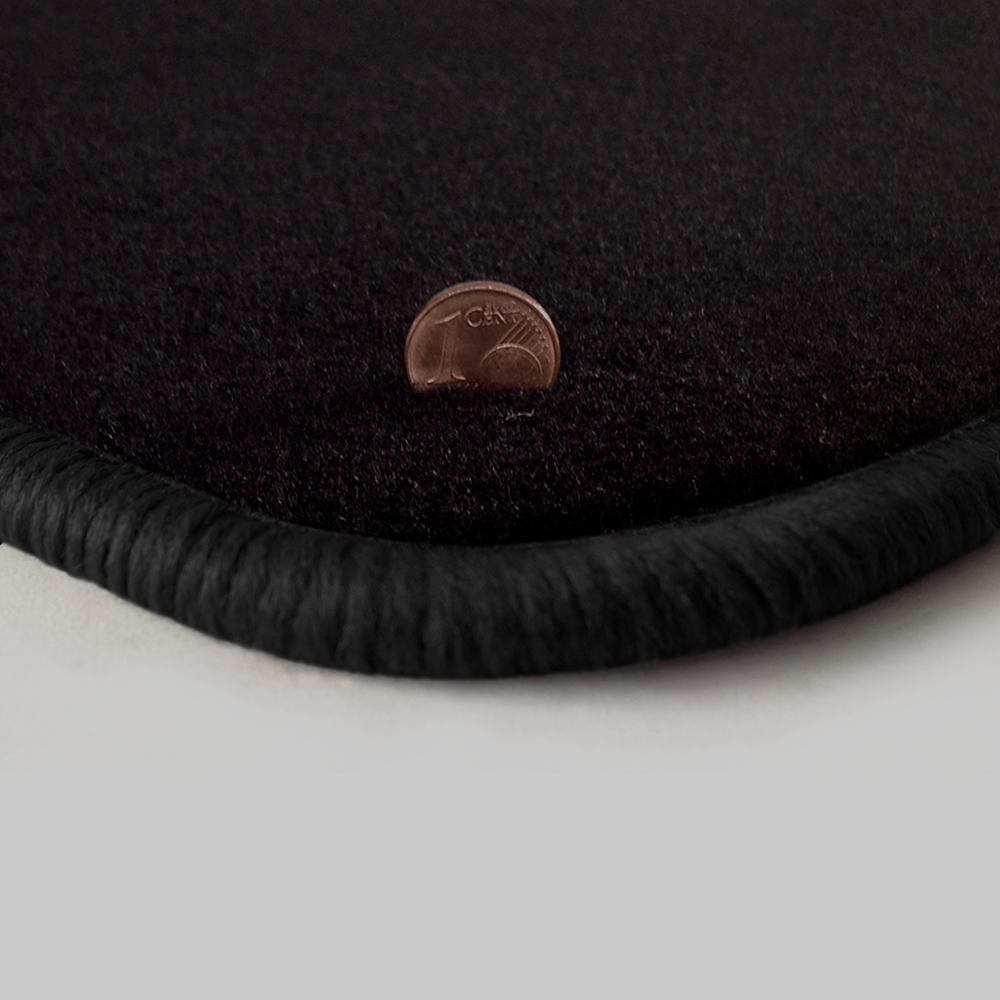 Farbmuster Ecke schwarz Q300-detail 300-schwarz Eine Ecke als Beispiel einer Fussmatte Velours schwarz mit Rand in schwarz.