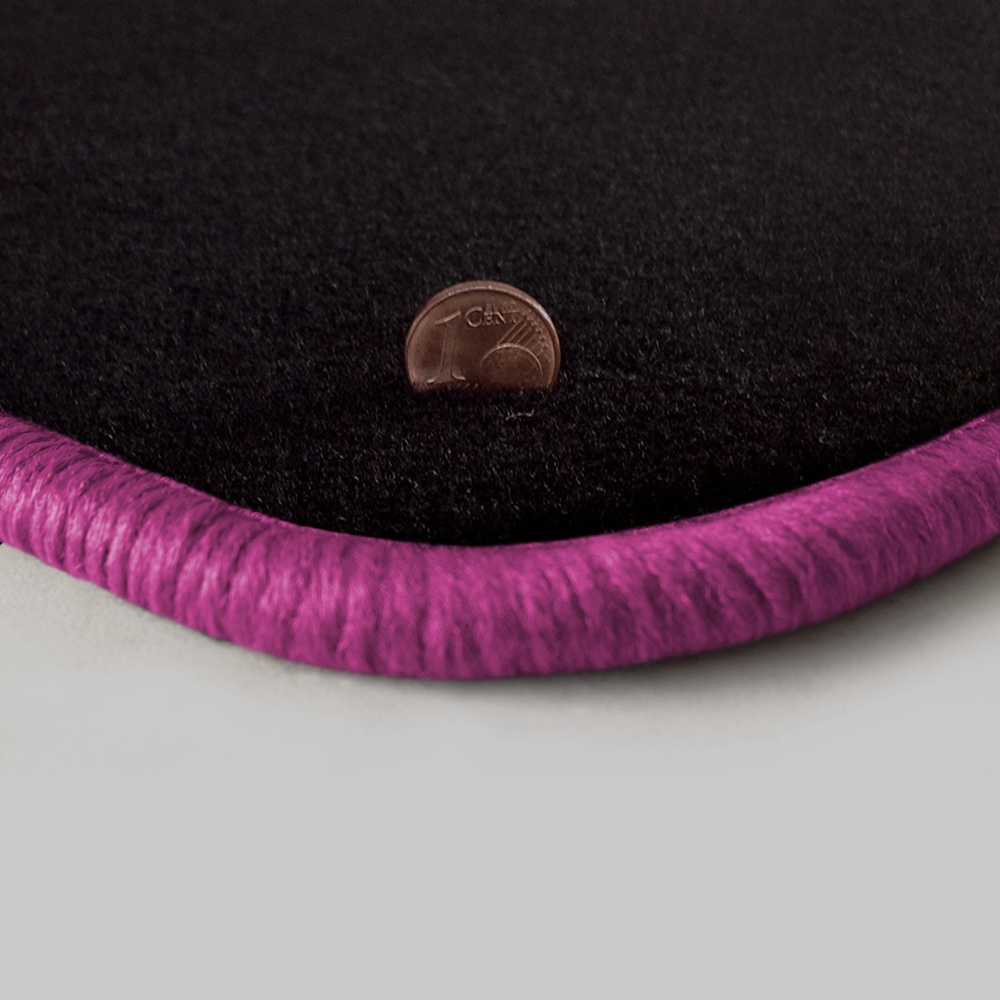 Farbmuster Ecke schwarz Q300-detail 404-pink Eine Ecke als Beispiel einer Fussmatte Velours schwarz mit Rand in pink.