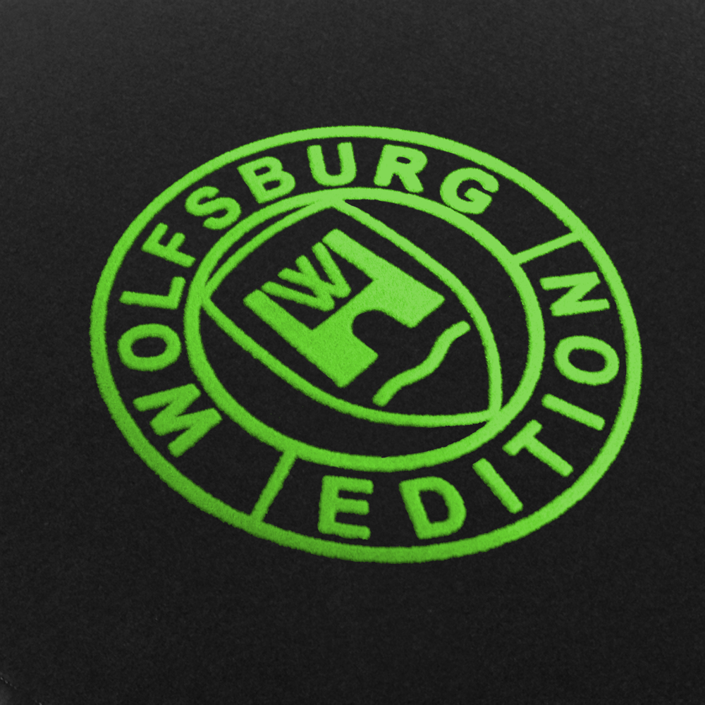 wob Detail-507 kawagruen Das Wolfsburg Editions Logo auf einem schwarzen Teppich und das Logo ist in kawagruen.