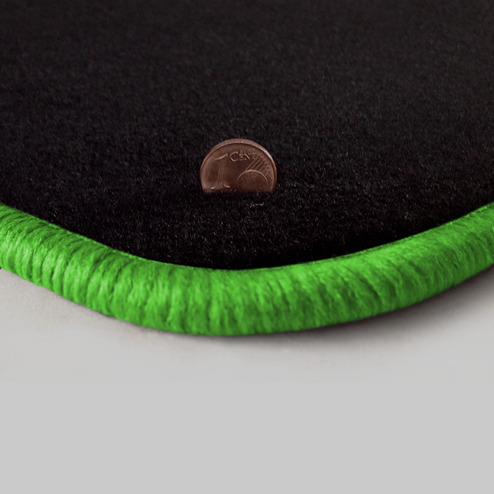 Farbmuster Ecke schwarz Q300-detail 507-kawagruen Eine Ecke als Beispiel einer Fussmatte Velours schwarz mit Rand in kawagruen.