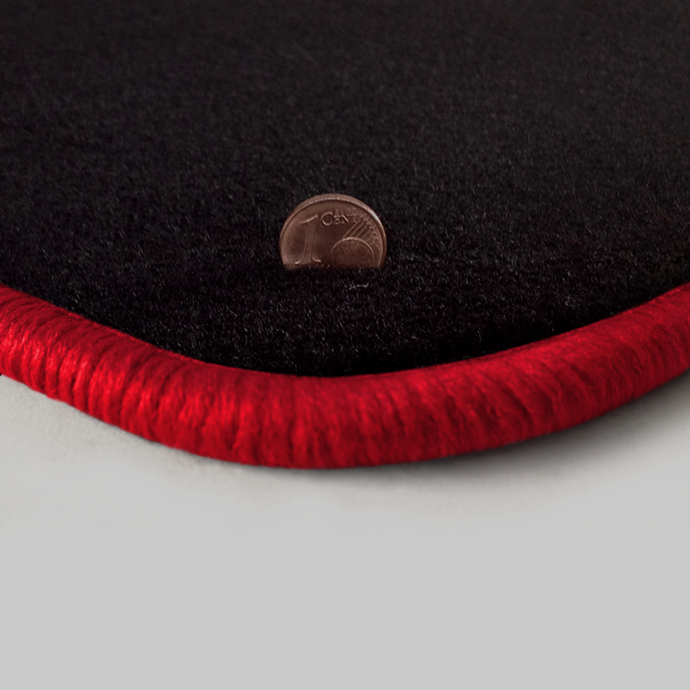 Farbmuster Ecke schwarz Q300-detail 103-rot Eine Ecke als Beispiel einer Fussmatte Velours schwarz mit Rand in rot.