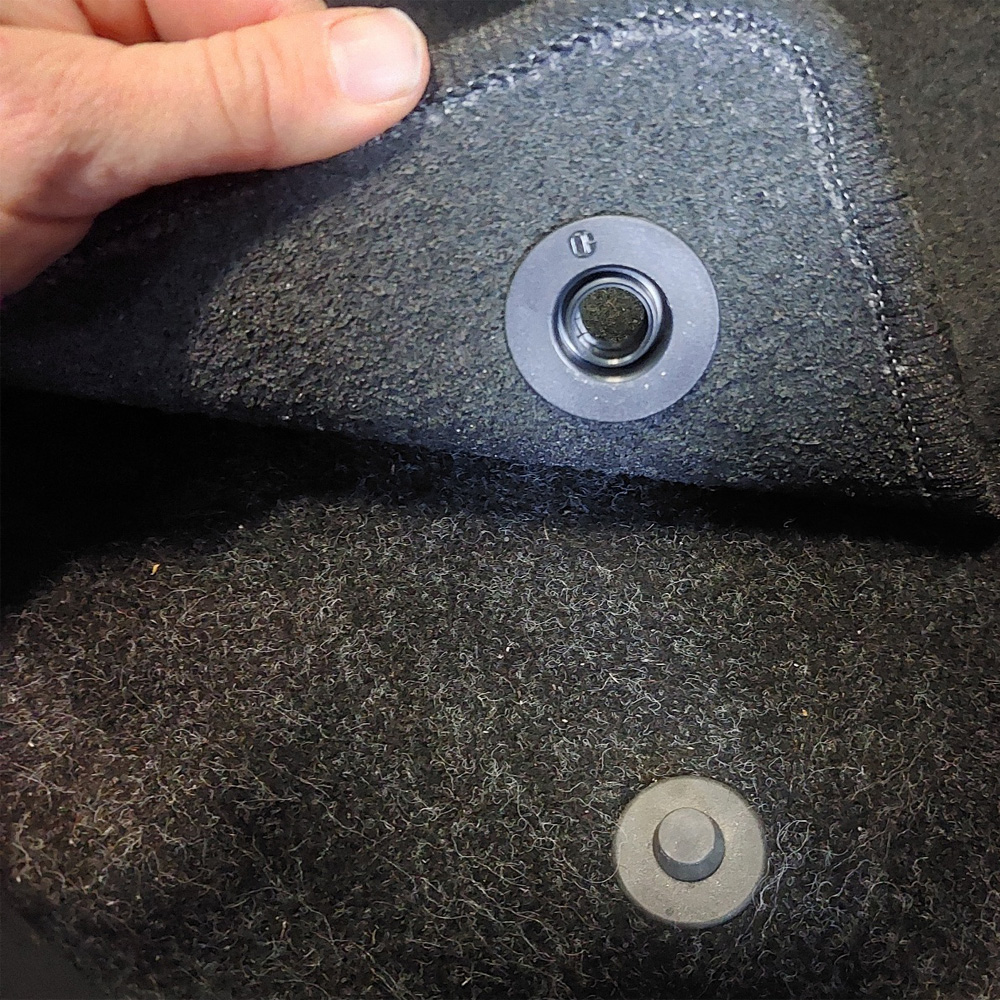 Fussraum Fussmatte mit Halter Die untere Seite in einer Fussmatte im Auto.