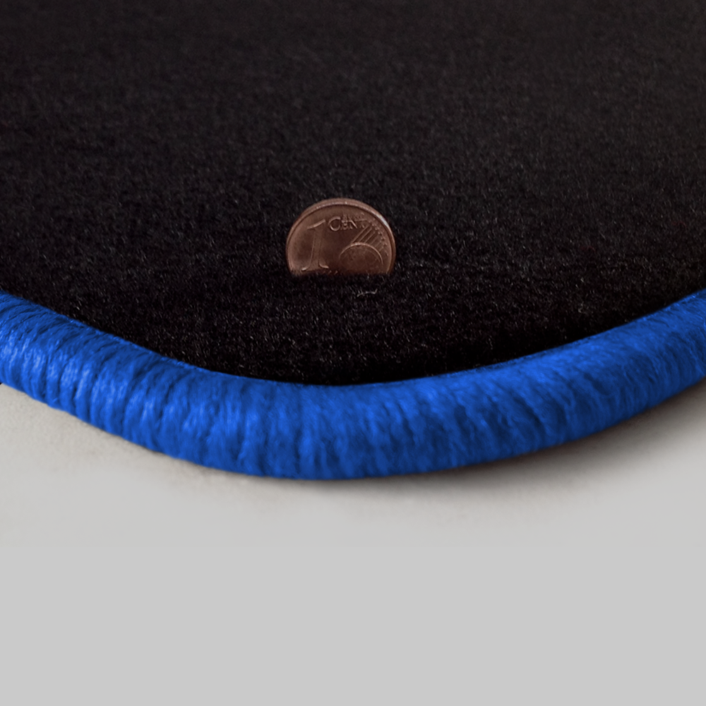Farbmuster Ecke schwarz Q300-detail 204-royalblau Eine Ecke als Beispiel einer Fussmatte Velours schwarz mit Rand in royalblau.