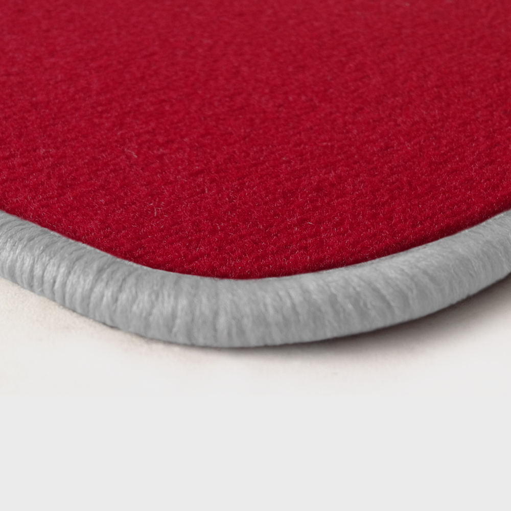 Farbmuster Ecke rot Q103-detail 100-weiss Eine Ecke als Beispiel einer Fussmatte Velours rot mit Rand in weiss.
