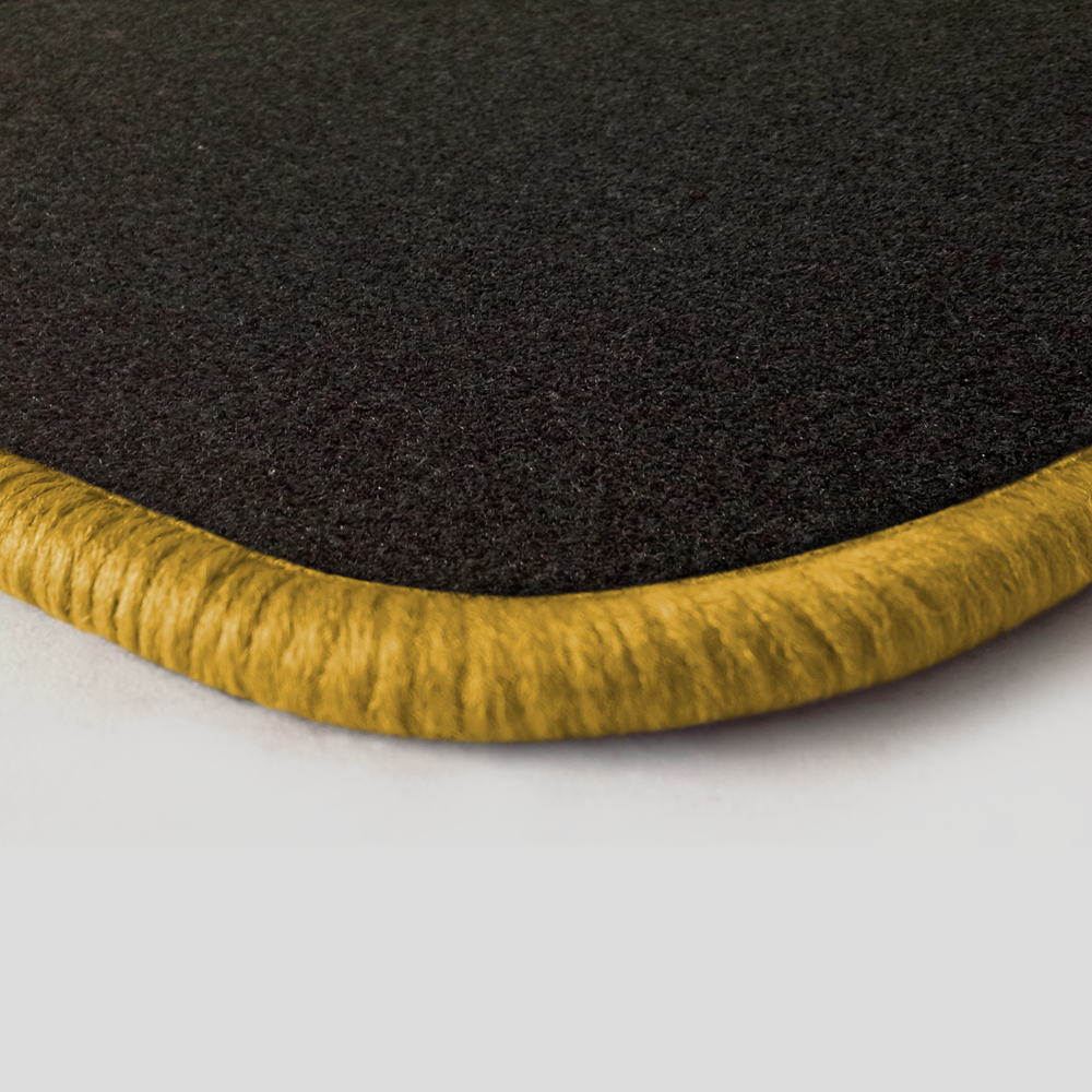 Farbmuster Ecke schwarz Q100-detail 201-gelb Eine Ecke als Beispiel einer Fussmatte Nadelfilz schwarz mit Rand in gelb.